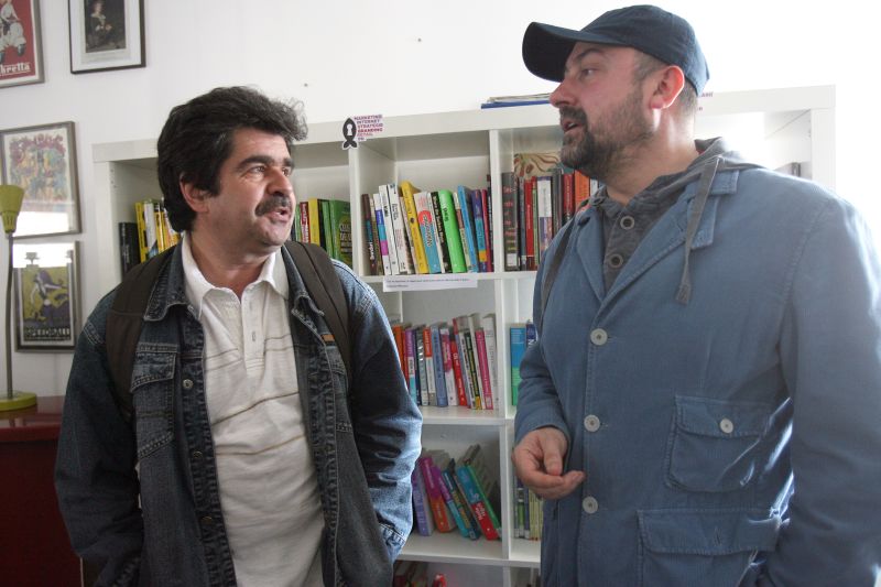 O treime dintre români dau cărţile pentru net