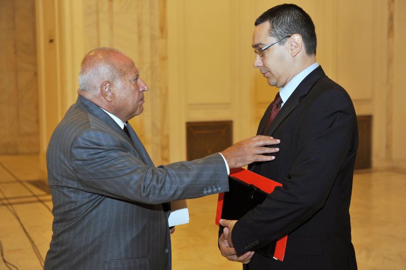 Ponta ia la mișto analiștii lui Voiculescu în direct la...Antena 3: Da, sunt agent. Și CIA, și KGB!