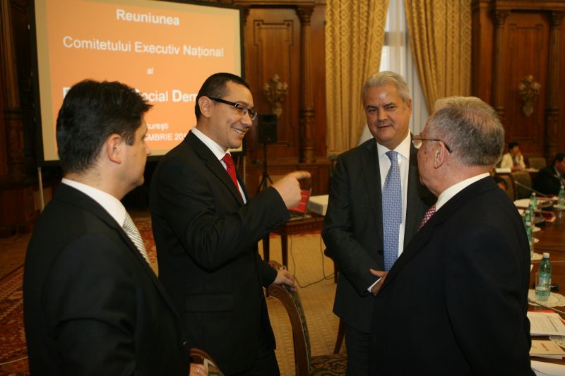 Ponta: USL nu participă la dezbaterile privind revizuirea Constituţiei. Boc nu prea ştie despre ce vorbeşte