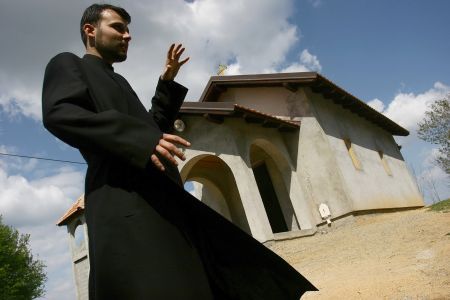 Preot român din Timoc, AGRESAT de vameșii sârbi. ”Cum puteţi să fiţi români când aveți paşapoarte cu stema Serbiei?”