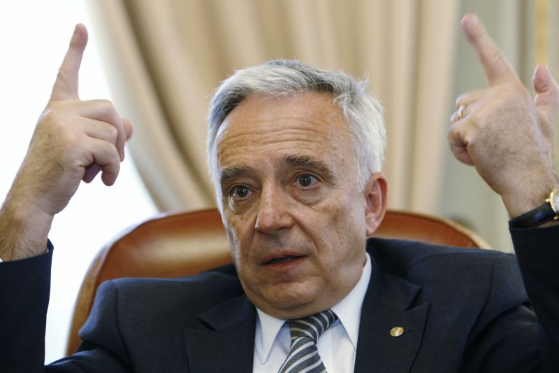 Scurt istoric al conflictelor dintre Mugur Isărescu şi Ministerul Finanţelor