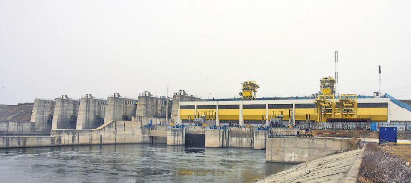 Seceta ţine pe uscat "băieţii deştepţi" de la Hidroelectrica