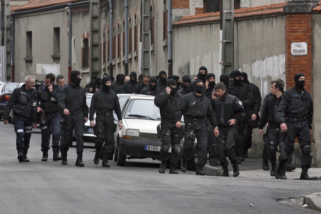Tatăl asasinului din Franța vrea să depună plângere împotriva autorităților pentru moartea fiului său
