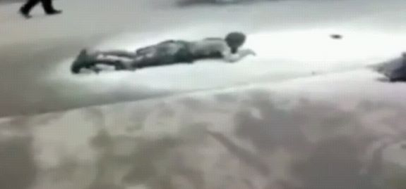Un călugăr şi-a dat foc în faţa unei mănăstiri