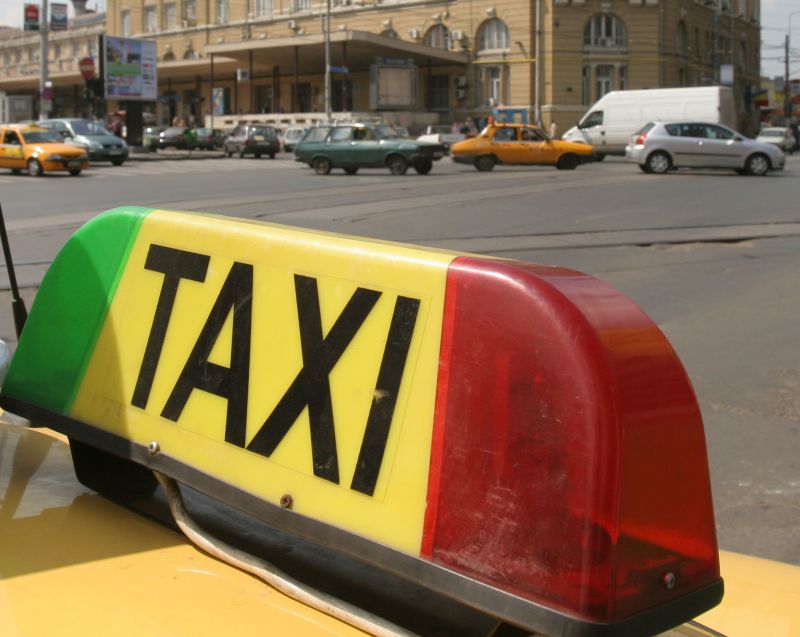 UPDATE. Suspans de 8 Martie: o blondă, dată în urmărire generală după ce-a tăiat gâtul unui taximetrist
