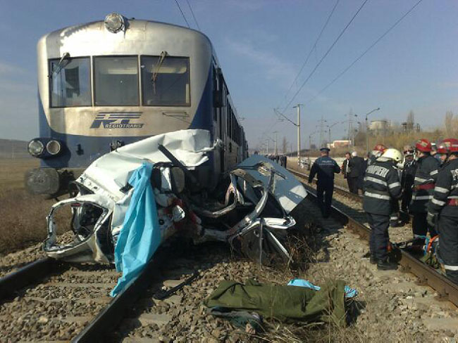 UPDATE. Teribil: O familie a murit într-un Duster lovit de tren. Accidentul care aminteşte de Scânteia | VIDEO