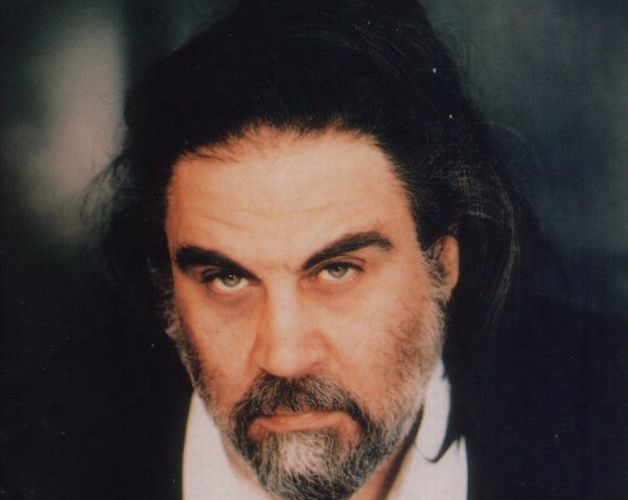 Vangelis, omul care îşi desfăcea patul bucăţele şi cânta la el| VIDEO