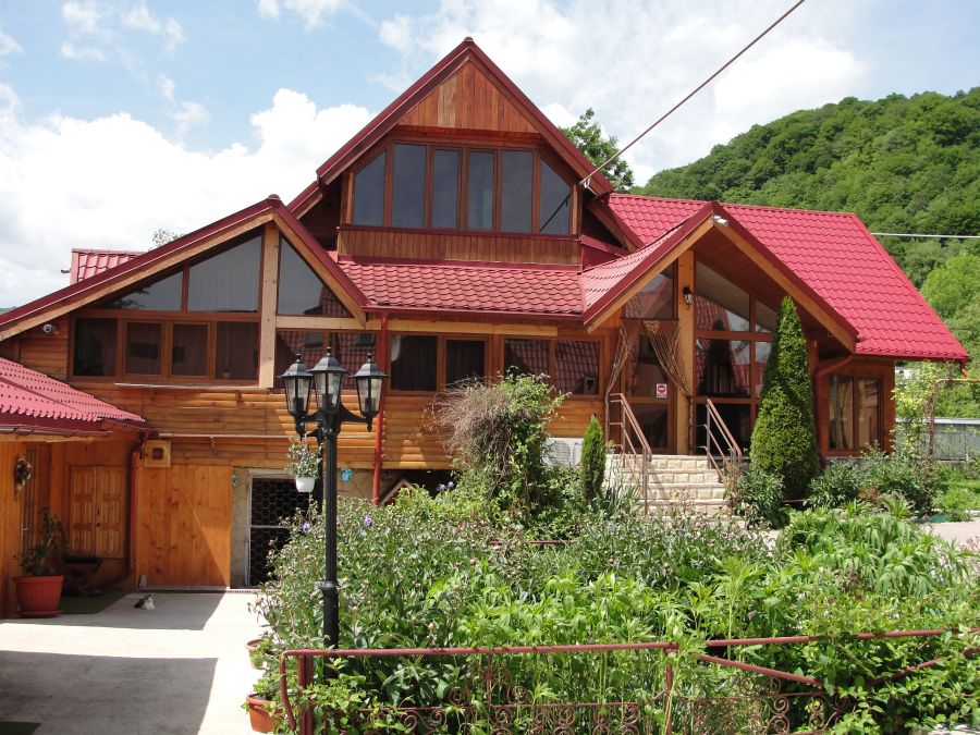 65.000 de români pleacă în mini-vacanța de Paște. VEZI cât îi costă distracția!