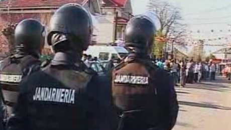 A opta minune a Caracalului! Nuntă de romi păzită de mascați și jandarmi