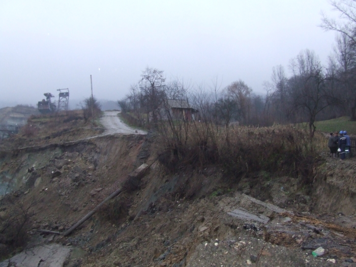 AVERTIZARE. Risc de alunecări de teren şi vânt puternic