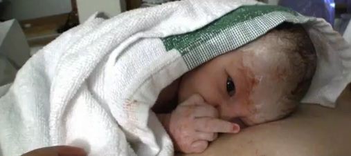 Copiii învaţă cel mai repede prostiile. VEZI gestul pe care l-a făcut un bebeluş după doar 15 minute de viaţă | VIDEO