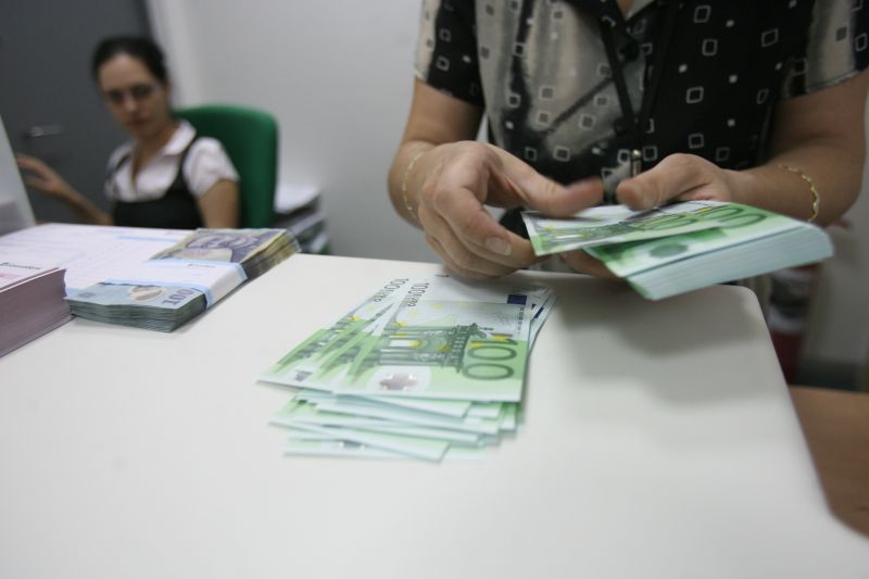 Cum e mai ieftin să trimiţi 1.000 de euro din străinătate