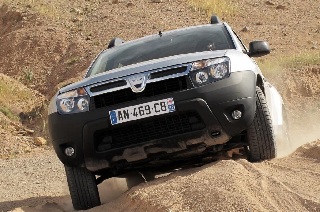 Dacia Duster, parcată într-o gură de metrou din Paris | VIDEO