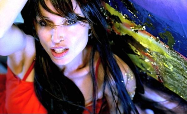 Dannii Minogue se retrage după despărţirea de iubit