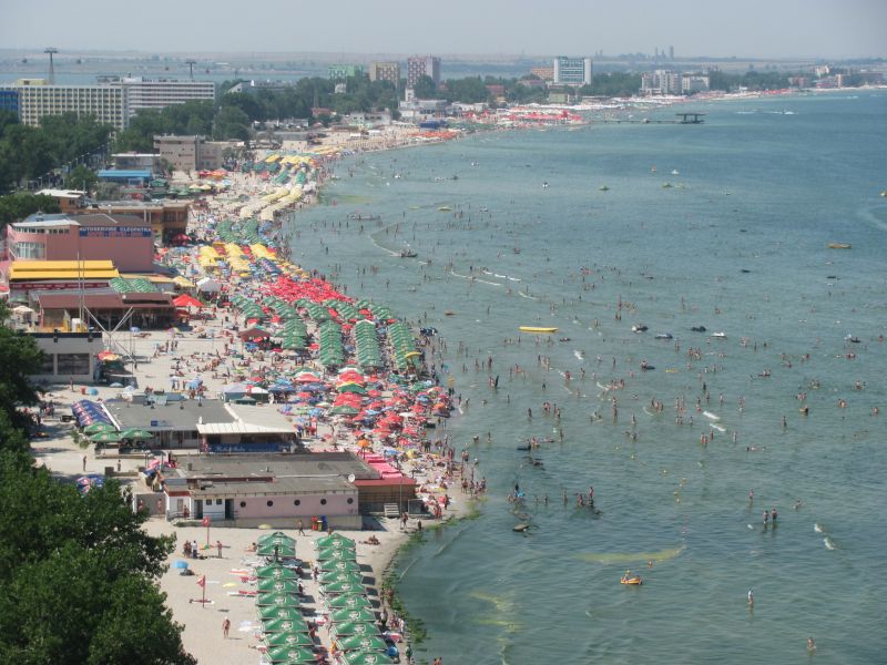 Deschidere de sezon la Mamaia: mașini de epocă și lampioane pe cer