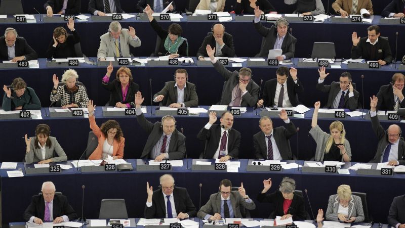 Europarlamentarii au aprobat transferul datelor personale ale pasagerilor europeni către SUA