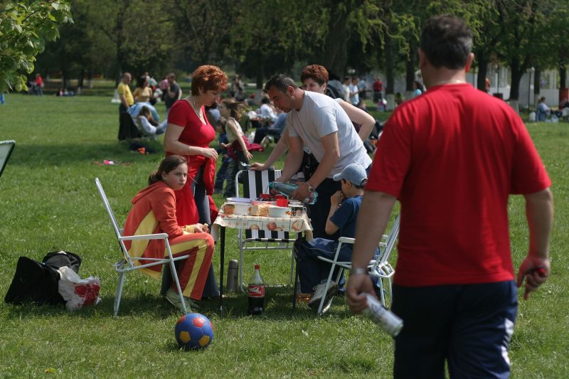 Grătarele Capitalei, încuiate în două parcuri. VEZI unde poți ieși la iarbă verde de 1 Mai