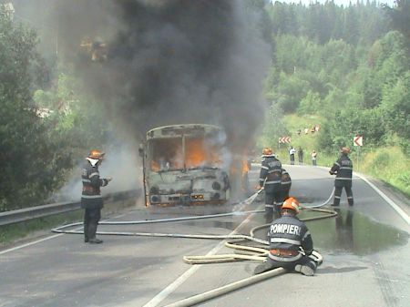 IMPACT ŞI FLĂCĂRI. Două TIR-uri s-au ciocnit pe E70. Un şofer a fost carbonizat
