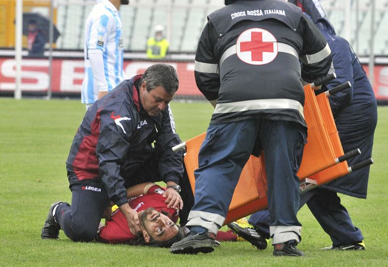 Moartea a lovit iarăşi în fotbal. Una dintre cauze: se joacă prea multe meciuri