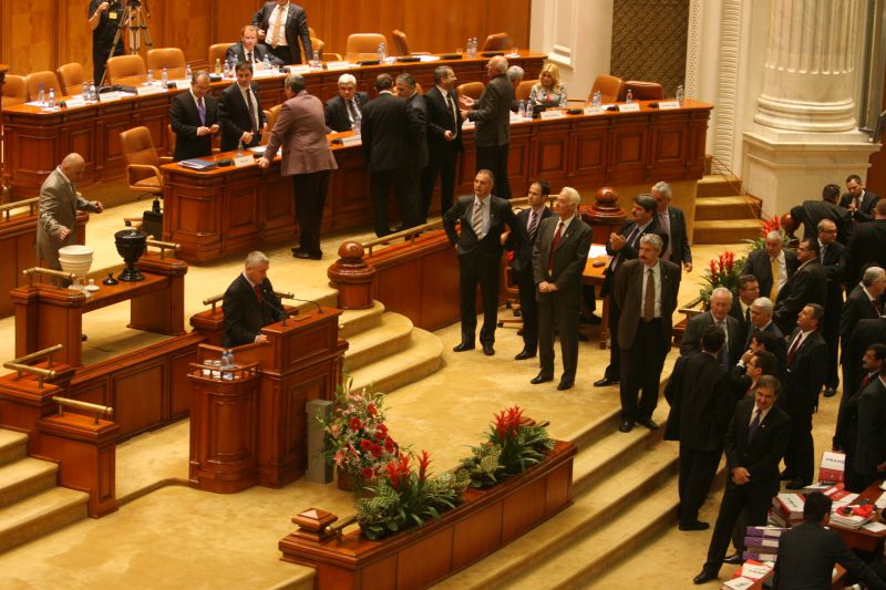 Moțiunea USL stă pe loc din lipsă de trădători. Liderii Opoziţiei caută încă 20 de voturi