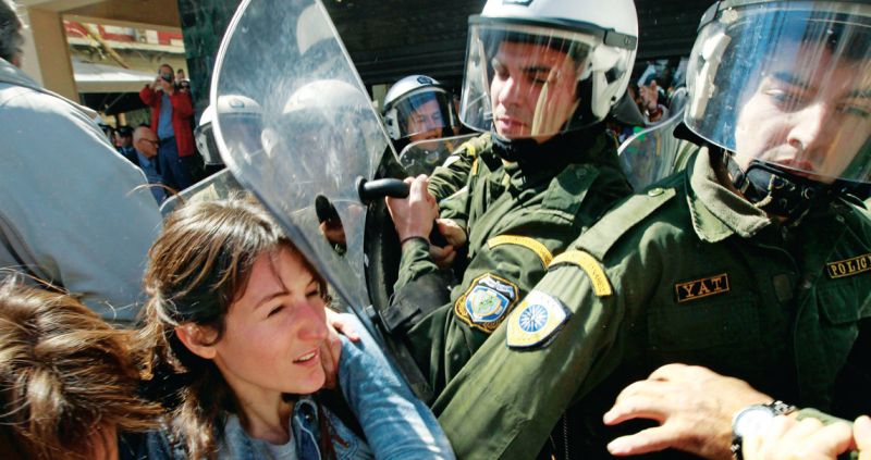 O sinucidere cât o dramă naţională