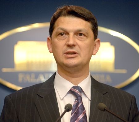 Opt prefecți vor să fie aleși locali