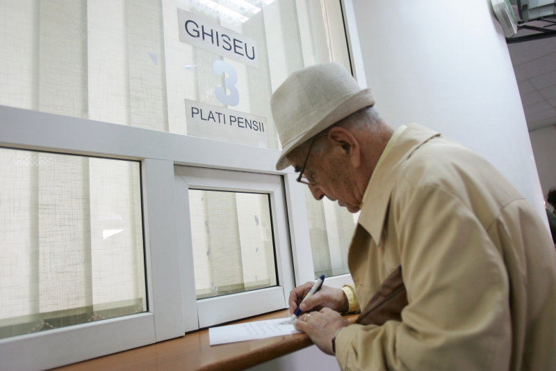 Peste 200.000 de români trebuie să înapoieze bani statului și nici nu știu. Casa de Pensii începe recuperarea imediat