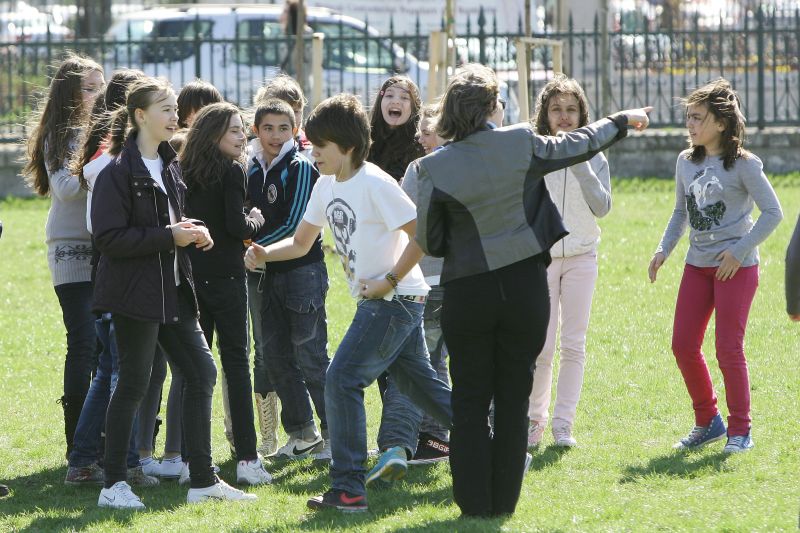 Reportaj dintr-o altfel de şcoală. "Capturează steagul!", în Parcul Izvor