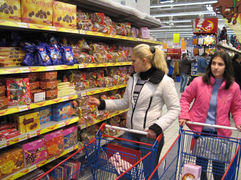 Românii vor să economisească mai mult, dar şi să consume. Pe ce ar da banii