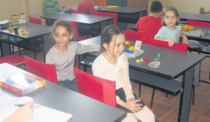 Şcoala altfel: ăia mari la bere, cei mici la "foarfeci"