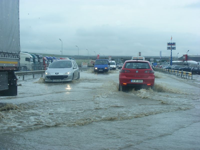 SE CIRCULĂ GREU. După ploaie, urmează gheţuş