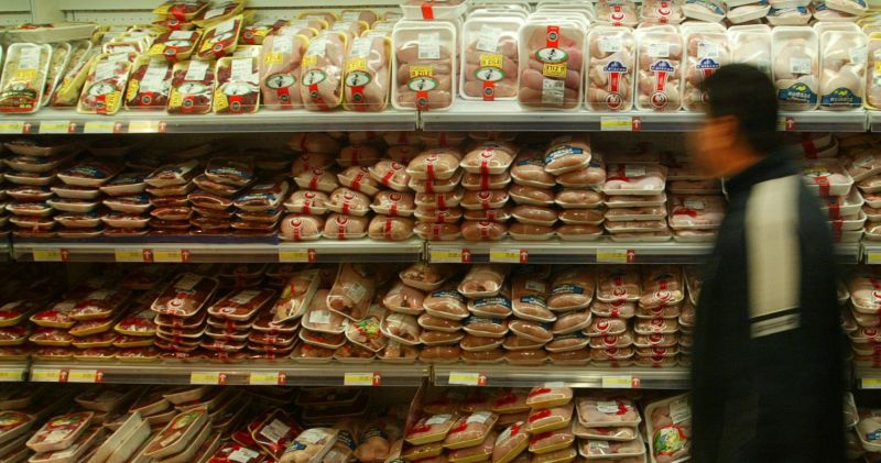 SINDROMUL „BĂIEŢILOR CU SÂNI”. Şi mâncarea ambalată în plastic îi transformă în fete. PLUS: provoacă cea mai gravă formă de obezitate