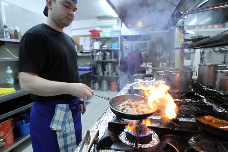 Spionaj la bucătărie: cât de rău e în realitate un "Masterchef", acest Napoleon al cratiţei