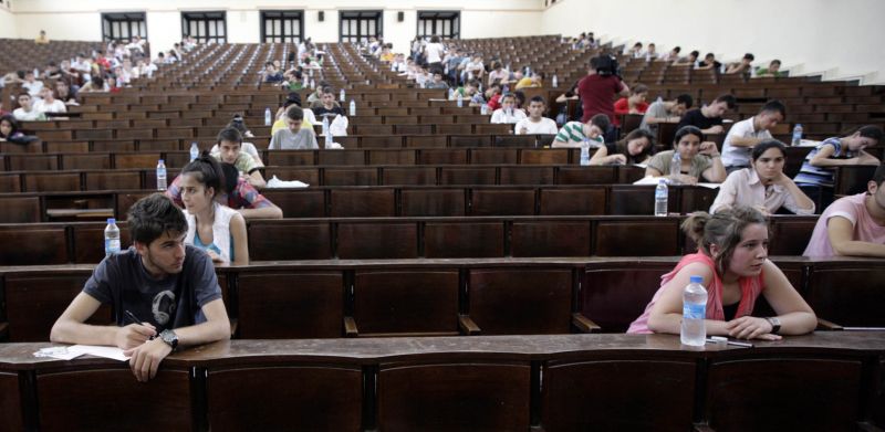 Studenţii şi elevii cer admitere fără examen în acest an. Avertisment: "Presiune crescută, performanţe scăzute!"