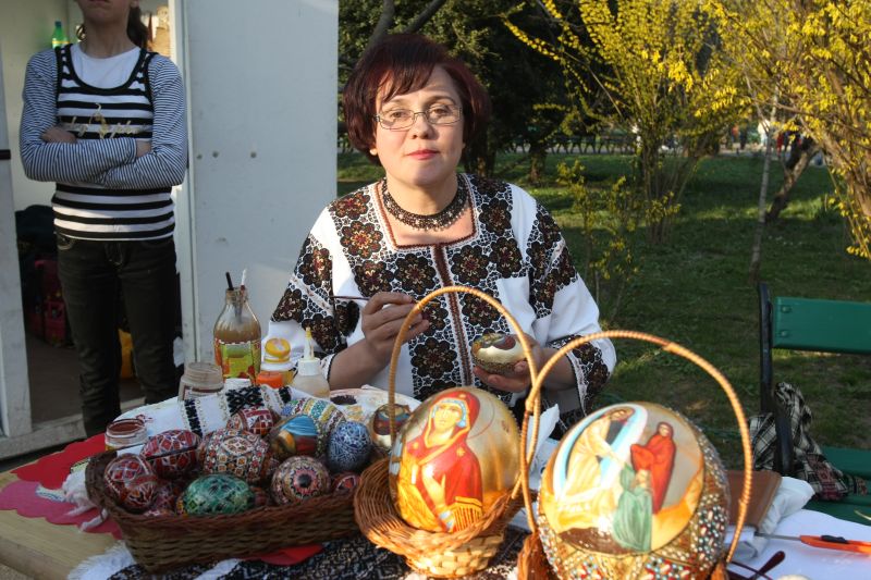 TÂRG DE TRADIȚII. Iepurașul vine în Parcul Cișmigiu. VEZI PROGRAMUL!