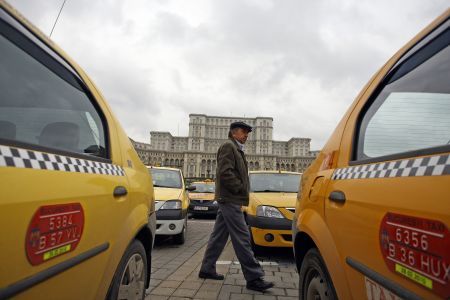 Taximetriștii blochează centrul Capitalei. VEZI RUTELE OCOLITOARE