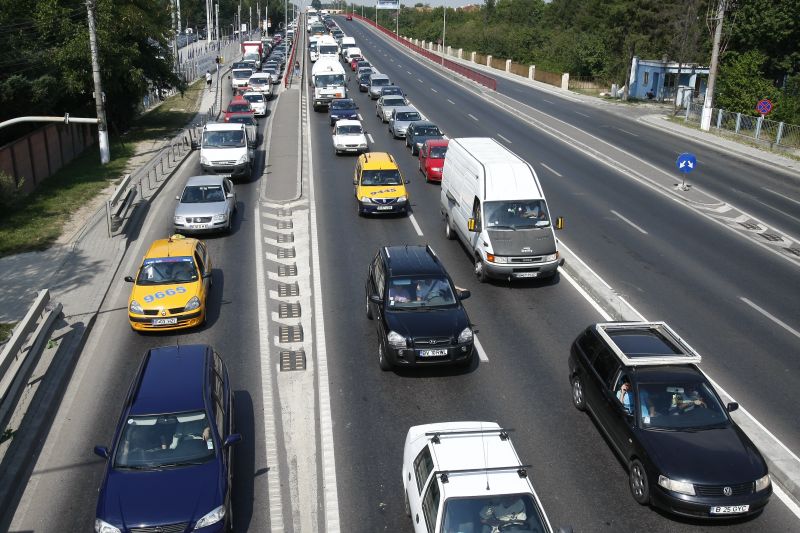 TRAFIC BLOCAT PE DN7. Un TIR s-a răsturnat în şanţ
