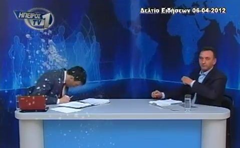 Un prezentator de televiziune, bombardat cu alimente în direct. Vezi cum a reacţionat | VIDEO
