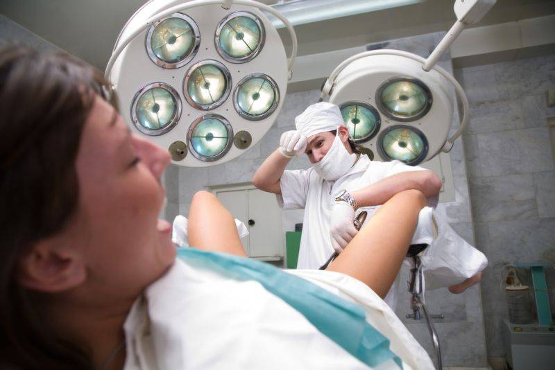 Adolescentele care folosesc avortul ca formă de contracepţie