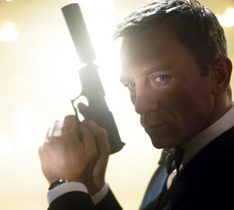 Adolescenții au ocazia să facă pe James Bond și să ajute la prinderea urmăriților internațional