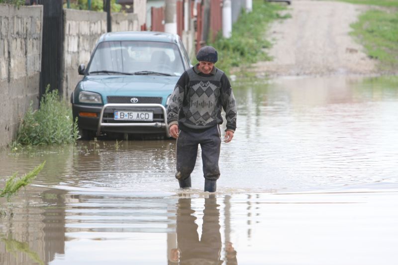 AVERTIZARE METEO. COD GALBEN de ploi torențiale până marți după-amiază