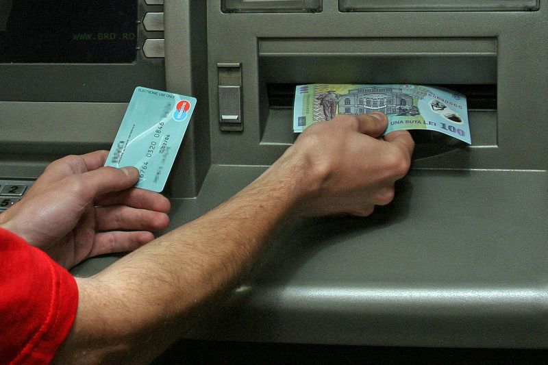 Banii de pe cardul de credit, greu de scos