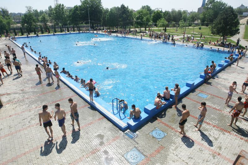 Capitala, îmbâcsită de mici şi bere la pet