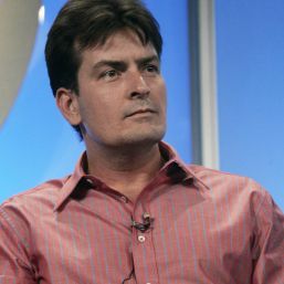 Charlie Sheen, supărat pe un club de striptease