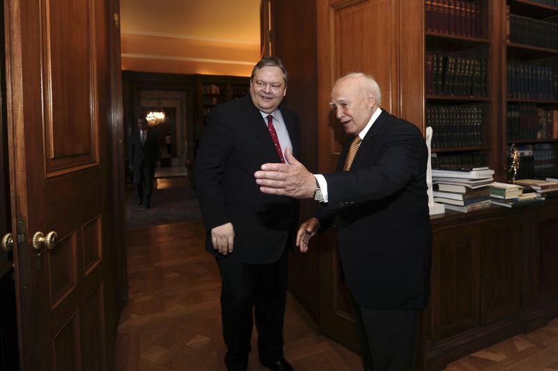 Criza politică împinge Grecia spre faliment