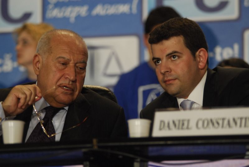 Daniel Constantin face "precizări biografice" despre cei 300.000 de euro  de la Voiculescu