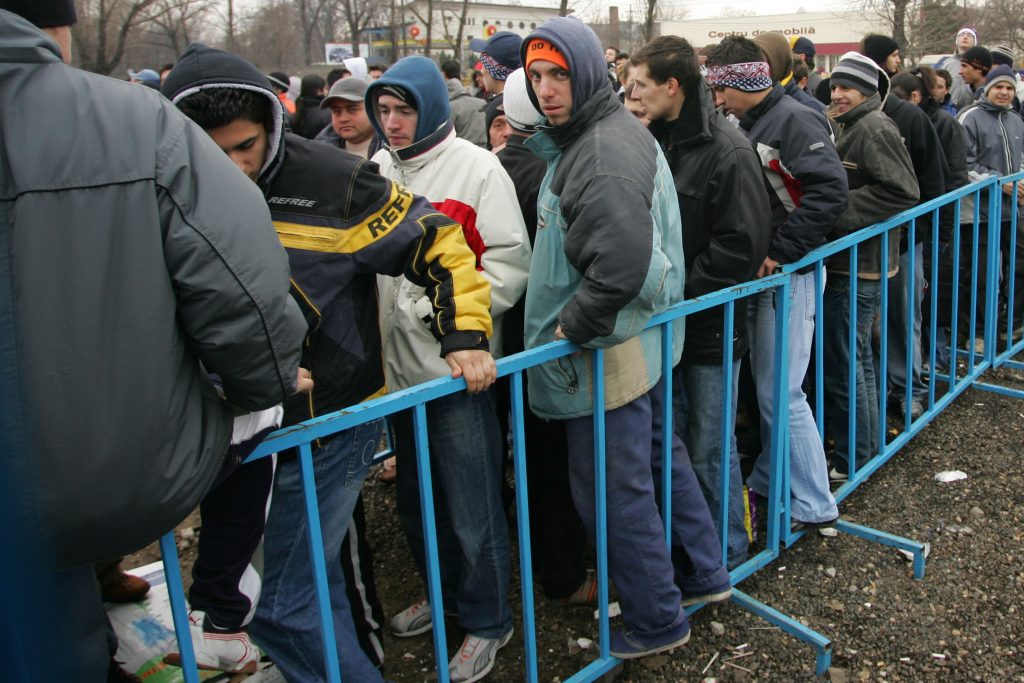 Fanii se calcă în picioare pentru ultimele bilete la Steaua - Dinamo