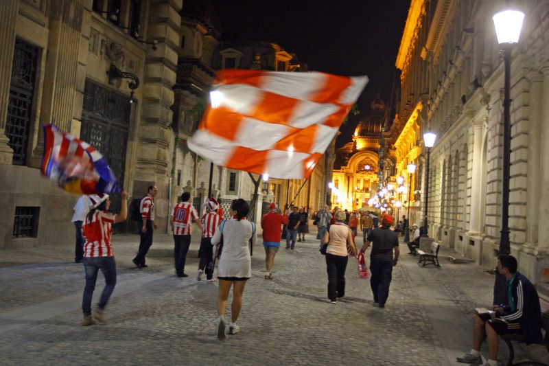 Finala Europa League: Hotelurile, taximetriștii și prostituatele nu mai rezistă în fața valului de turiști | VIDEO