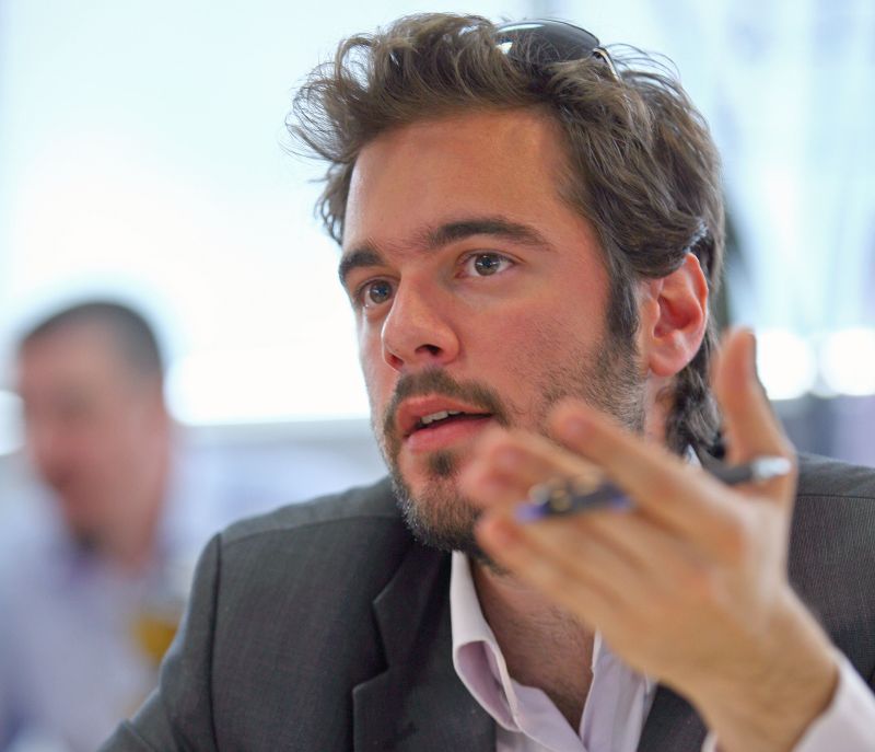 Jurnalist grec: "Relaţia cu UE? Ei vând arme, noi cumpărăm"