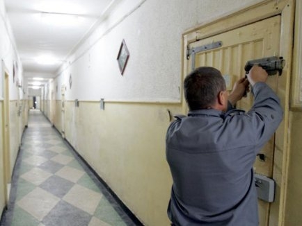 Lupul paznic la oi! Subcomisarul Mihuț de la Penitenciarul Rahova, patru ani după gratii!
